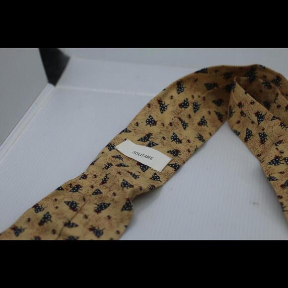 Tie Solitaire with rooster birds logo on a beige cloth - Picture 4 of 5